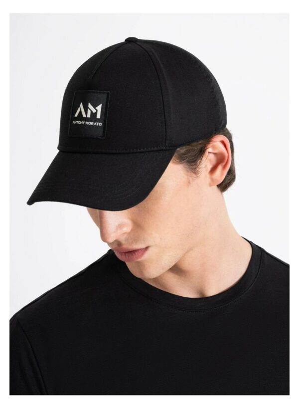 Gorra negra con parche de logotipo