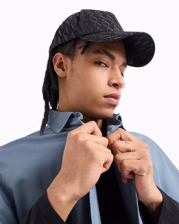 Gorro con visera y logo por toda la prenda - Imagen 4