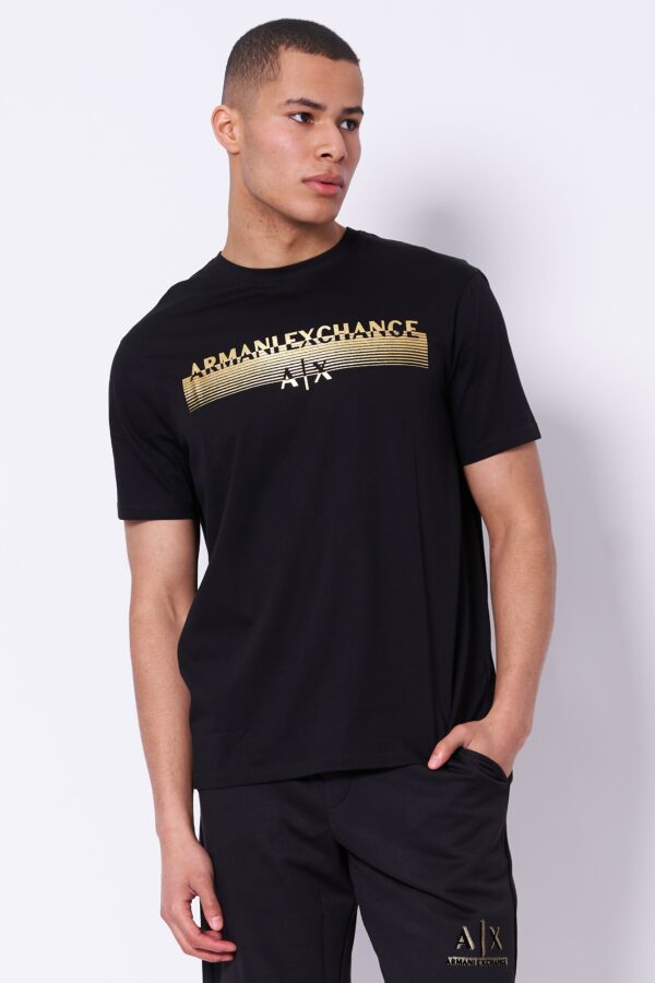 Camiseta AX con logo dorado